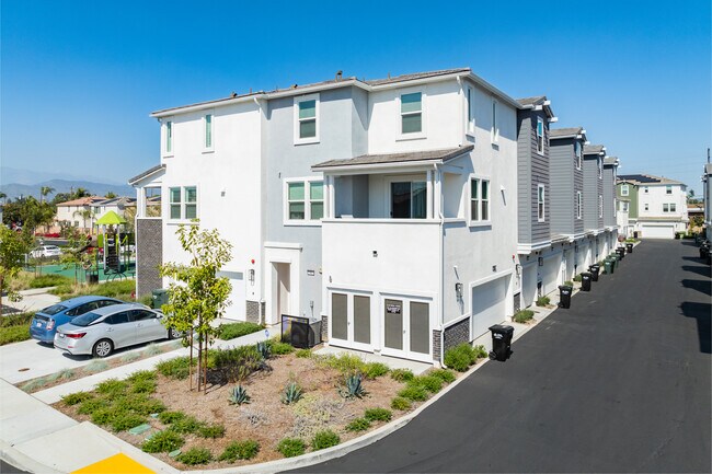 Valencia at Vincent Place in West Covina, CA - Foto de edificio - Building Photo