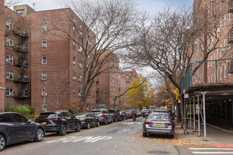 Essex House in Forest Hills, NY - Foto de edificio - Building Photo