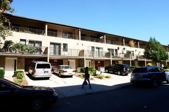 14337-14353 Barclay Ave in Flushing, NY - Foto de edificio - Building Photo