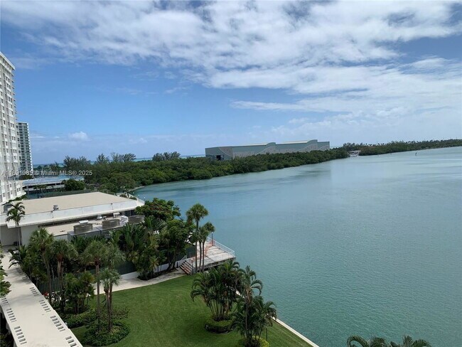 500 Bayview Dr in Sunny Isles Beach, FL - Building Photo - Building Photo