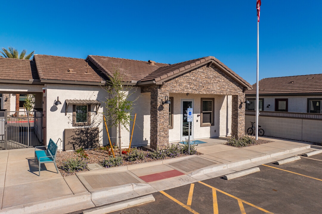 Village at Liberty Farms in Phoenix, AZ - Foto de edificio