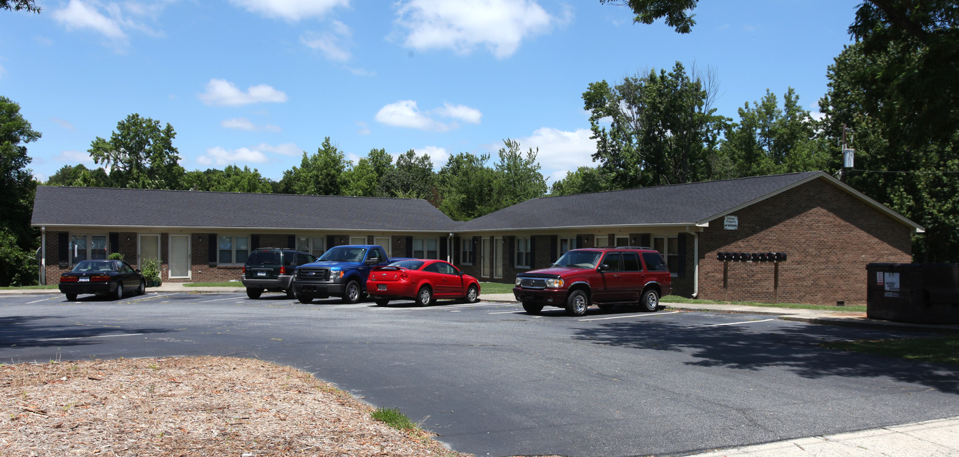 Hickory Trails Apartments in Greensboro, NC - Building Photo