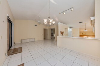 10439 S Circle Lake Dr in Boynton Beach, FL - Building Photo - Building Photo