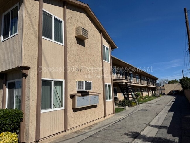 9421 Cedar St in Bellflower, CA - Foto de edificio - Building Photo