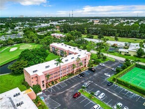 100 Forest Lakes Blvd in Naples, FL - Building Photo - Building Photo