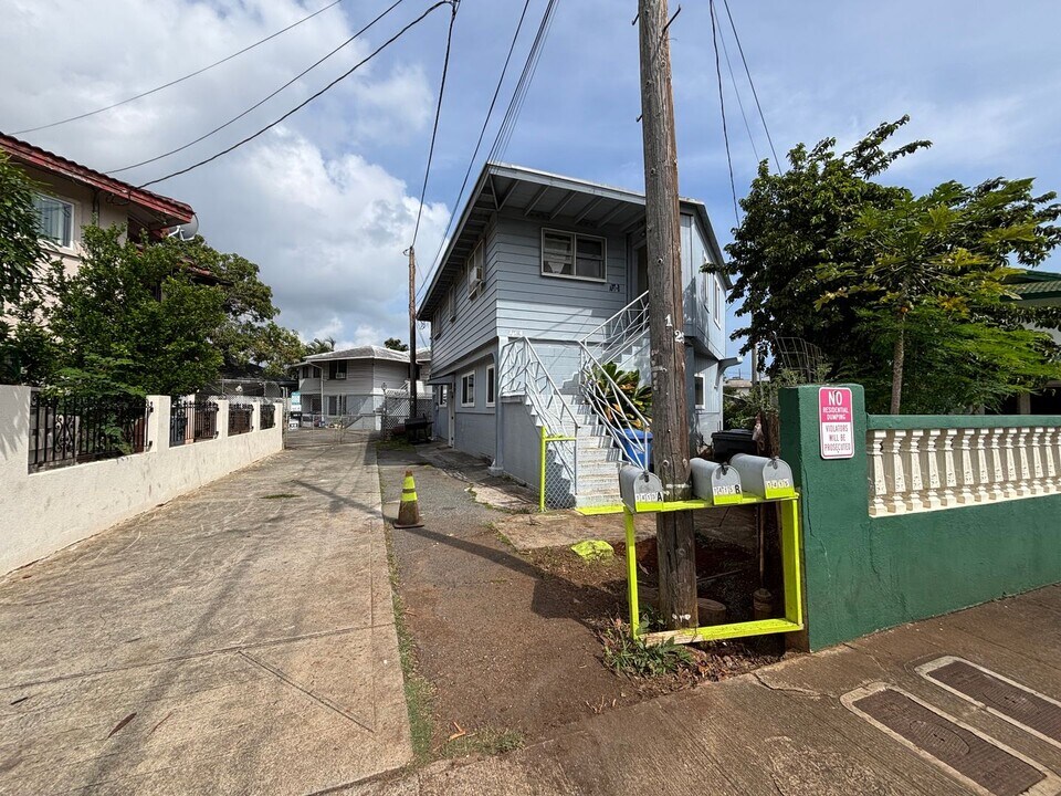 1415 Kokea St-Unit -Downstairs in Honolulu, HI - Building Photo