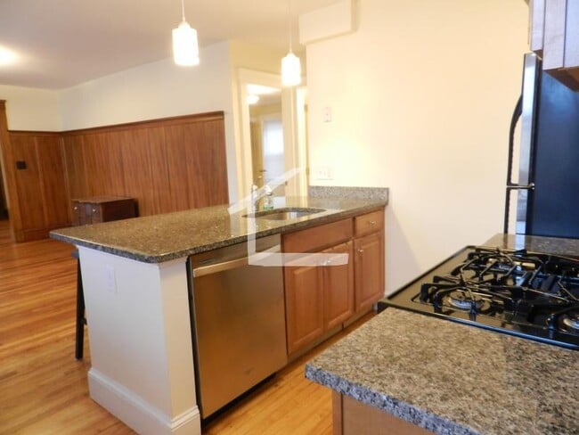 61 Poplar St, Unit 1 in Watertown, MA - Foto de edificio - Building Photo