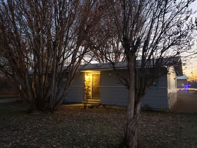 206 N Dennis St in Ellensburg, WA - Foto de edificio - Building Photo