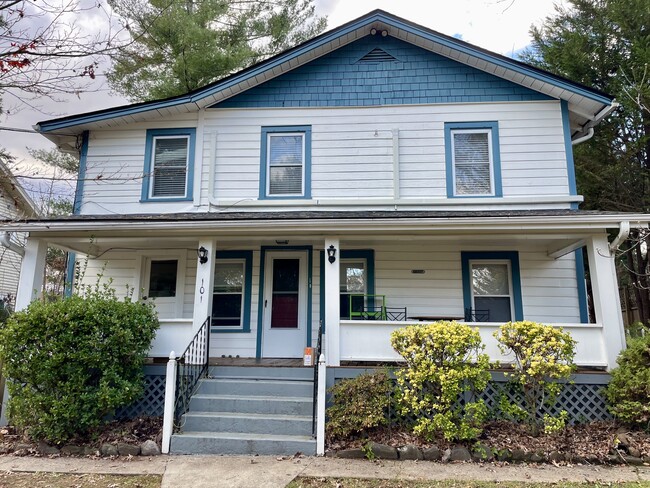 101 Mountain St, Unit #4 in Black Mountain, NC - Foto de edificio - Building Photo