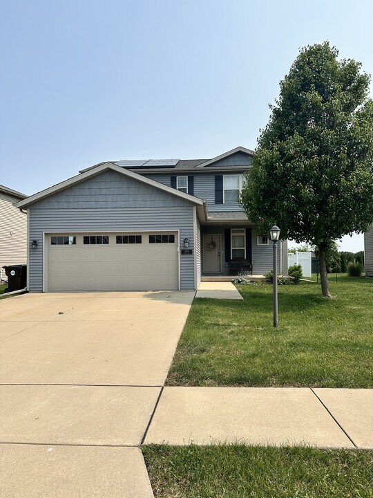 1604 Savile Ln in Washington, IL - Building Photo