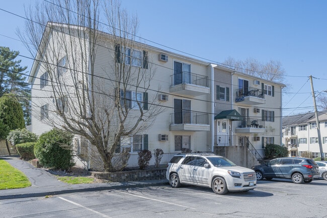 Woodbridge Estates Condominiums in New Bedford, MA - Building Photo - Building Photo