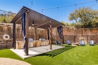 Mission Hills Apartments in San Antonio, TX - Foto de edificio - Building Photo