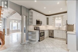 34 Jesmond Ave in Toronto, ON - Building Photo