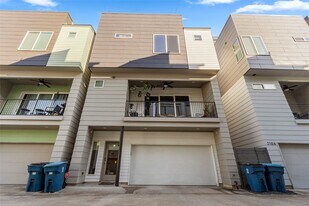 2104 Dennis St in Houston, TX - Building Photo