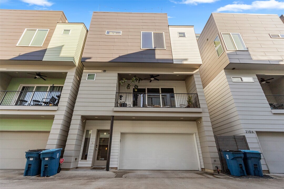 2104 Dennis St in Houston, TX - Building Photo