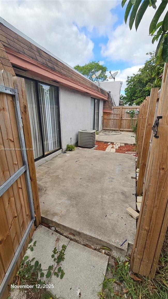 1305 NW 8th Ave in Fort Lauderdale, FL - Foto de edificio - Building Photo