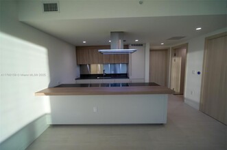 1000 Brickell Plz, Unit 2308 in Miami, FL - Building Photo - Building Photo