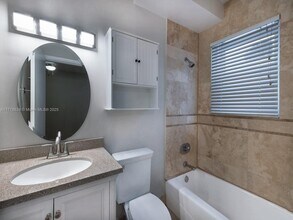 1018 Meridian Ave in Miami Beach, FL - Building Photo - Building Photo