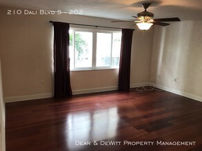 210 Dali Blvd S-Unit -202 in St. Petersburg, FL - Building Photo - Building Photo