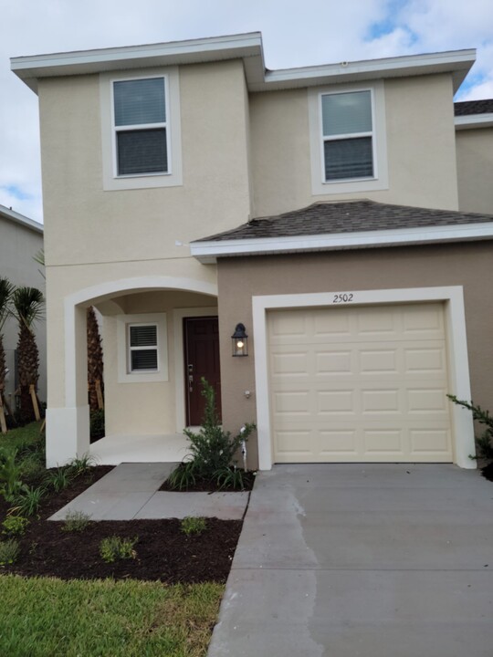 2502 Paravane Way in Wesley Chapel, FL - Foto de edificio