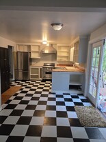 1604 N 203rd Pl in Shoreline, WA - Building Photo