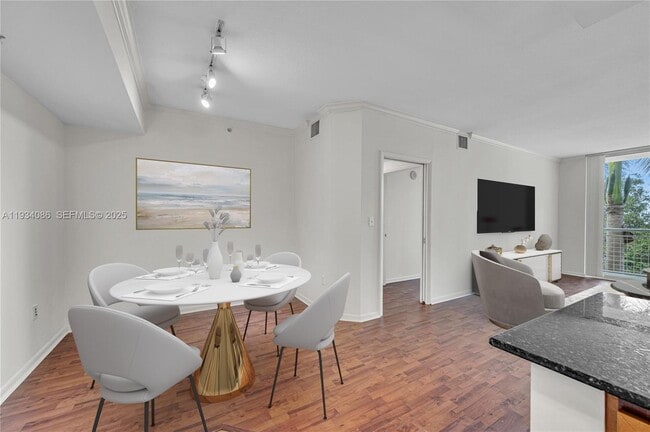 2000 N Bayshore Dr, Unit 316 in Miami, FL - Foto de edificio - Building Photo