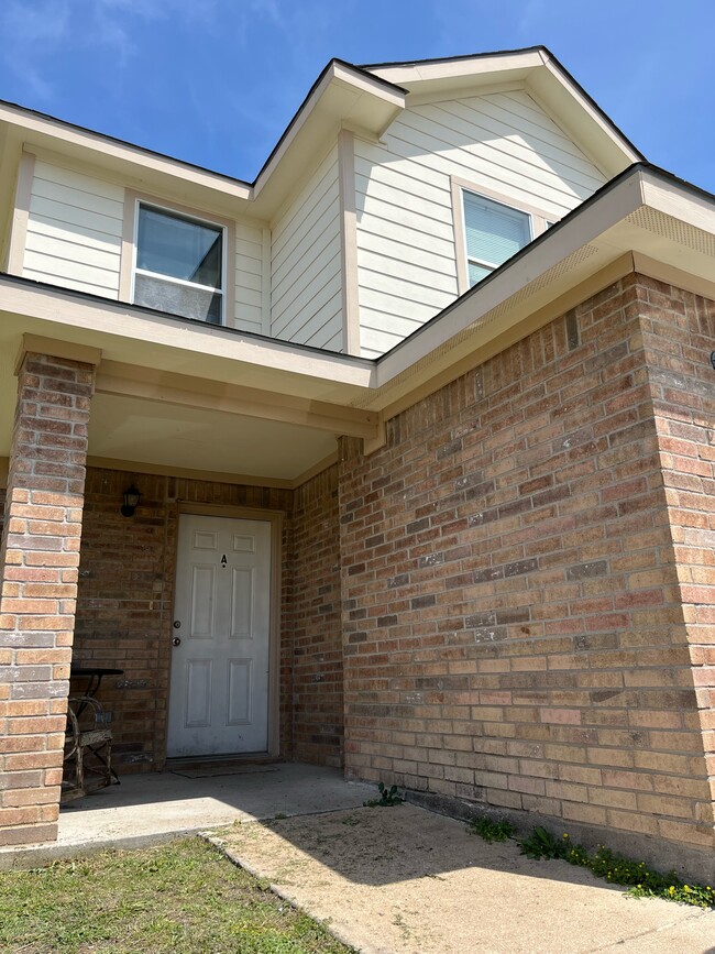 719 Claremont Pky, Unit A in Marble Falls, TX - Foto de edificio - Building Photo