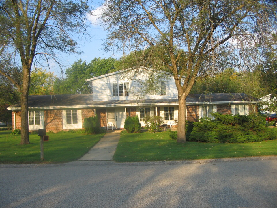 171 Wolf Dr in Dousman, WI - Foto de edificio