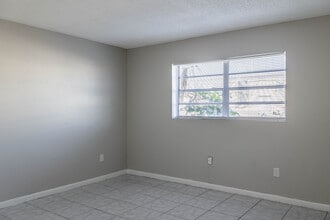 Palm Court Apartments in Pompano Beach, FL - Building Photo - Interior Photo