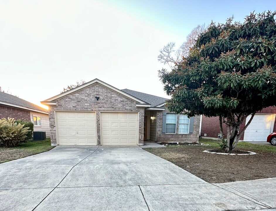 13215 Regency Frst in San Antonio, TX - Foto de edificio