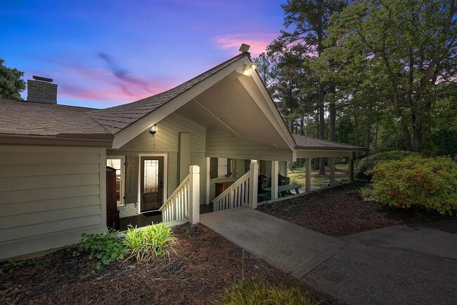 333 Jim Crittendon Rd in Hartwell, GA - Foto de edificio - Building Photo