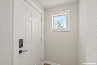1027 Juneau St, Unit 1027 in Anchorage, AK - Foto de edificio - Building Photo