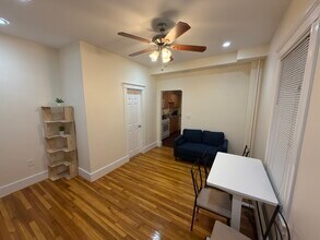 67 Oak St, Unit 1 in Somerville, MA - Foto de edificio - Building Photo