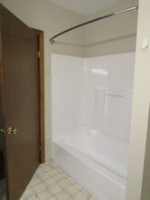 23 Maple St, Unit B in Pepperell, MA - Foto de edificio - Building Photo