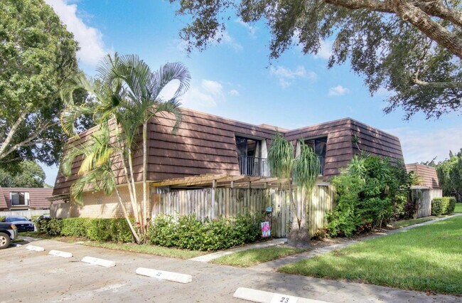 2111 21st Ln in Palm Beach Gardens, FL - Building Photo - Building Photo
