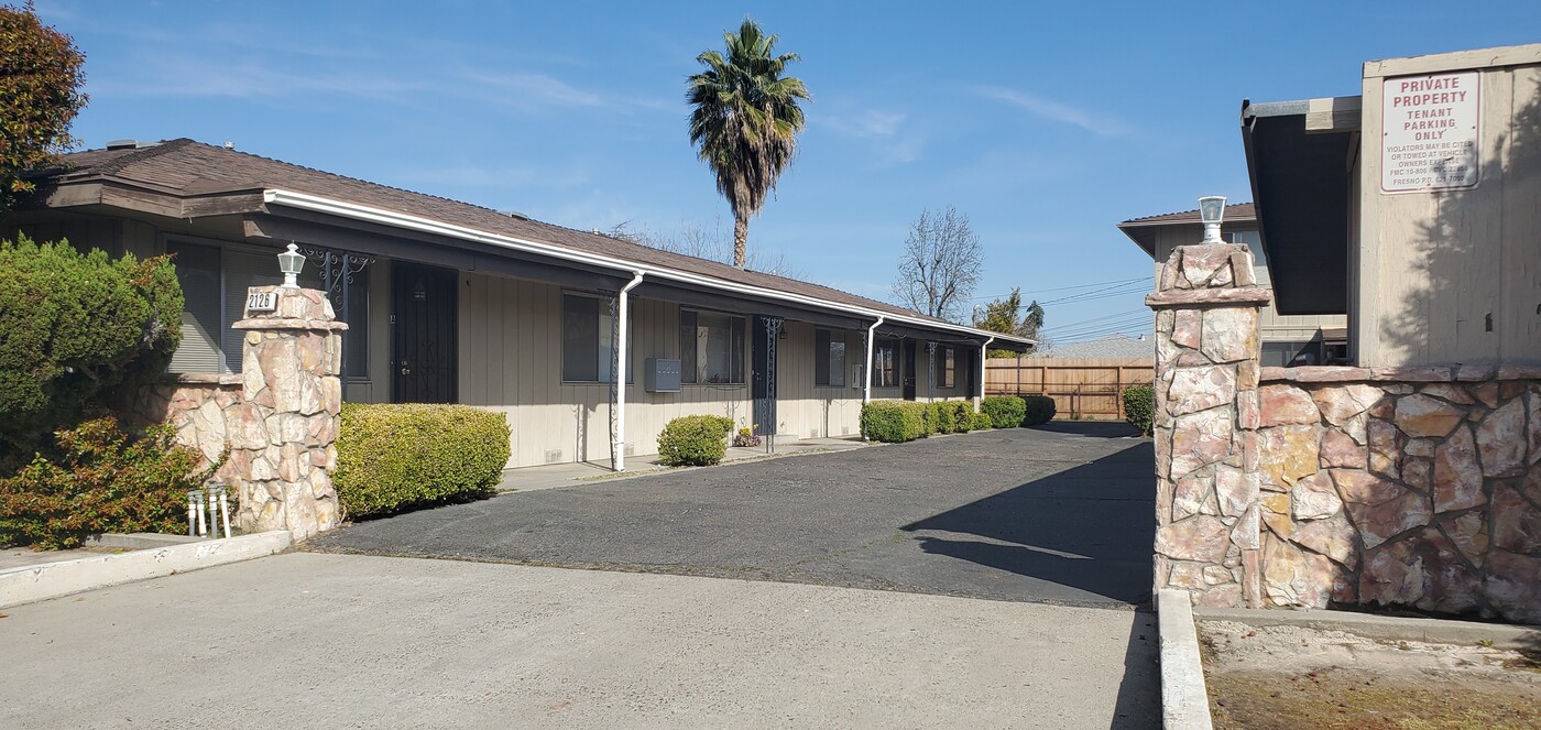 2126 N Cedar Ave in Fresno, CA - Building Photo