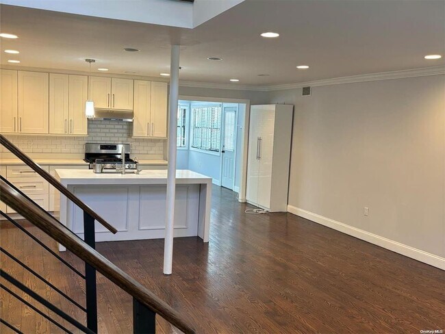 60 May Ave in Westbury, NY - Building Photo - Building Photo