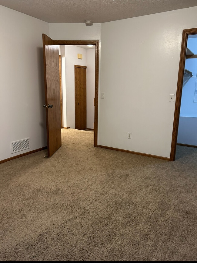 8554 S Pond Trl in Champlin, MN - Foto de edificio - Building Photo