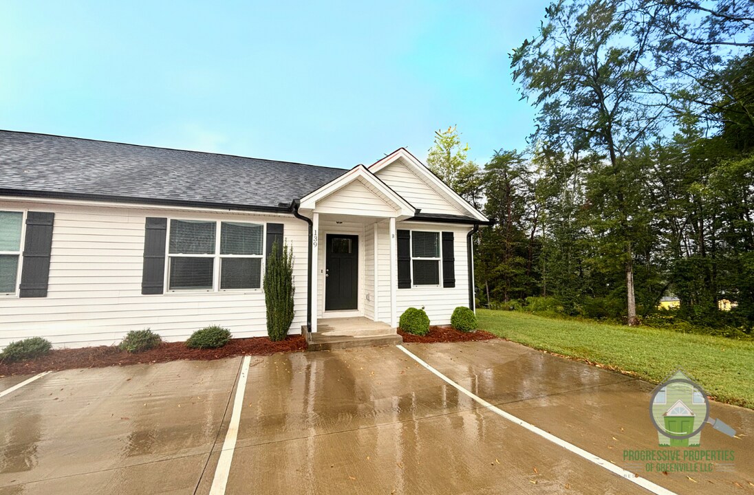 139 B St in Greer, SC - Building Photo