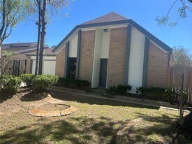 11831 Oak Meadow Dr in Stafford, TX - Building Photo