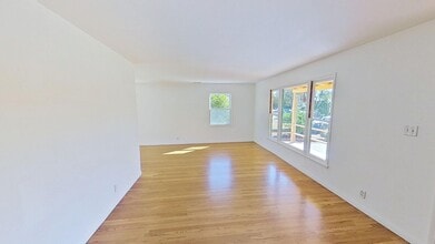 3076 Calle Fresno in Santa Barbara, CA - Foto de edificio - Building Photo