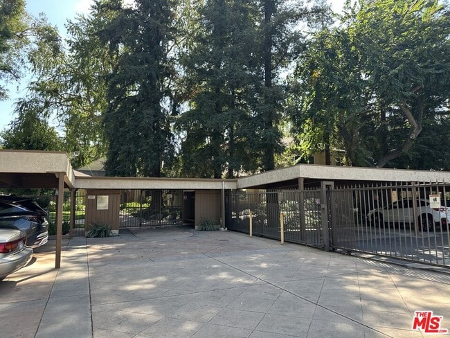 22330 Victory Blvd in Los Angeles, CA - Building Photo - Building Photo