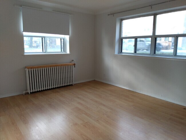 569 Kingston Rd in Toronto, ON - Building Photo - Building Photo
