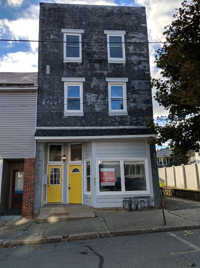 Unknown Property at 207 S Robinson Ave in Pen Argyl, PA Listing Removed