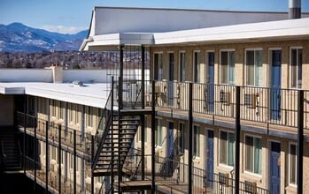 Parkland Square Apartments in Englewood, CO - Foto de edificio - Building Photo