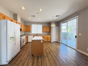 9536 Sunshade Ct in Las Vegas, NV - Foto de edificio - Building Photo