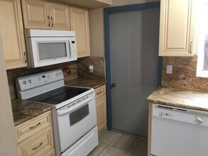 12414 Touchton Dr, Unit 97 in Tampa, FL - Building Photo - Building Photo