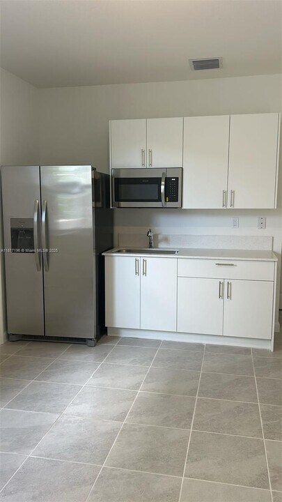 18600 SW 136th Ct in Miami, FL - Building Photo