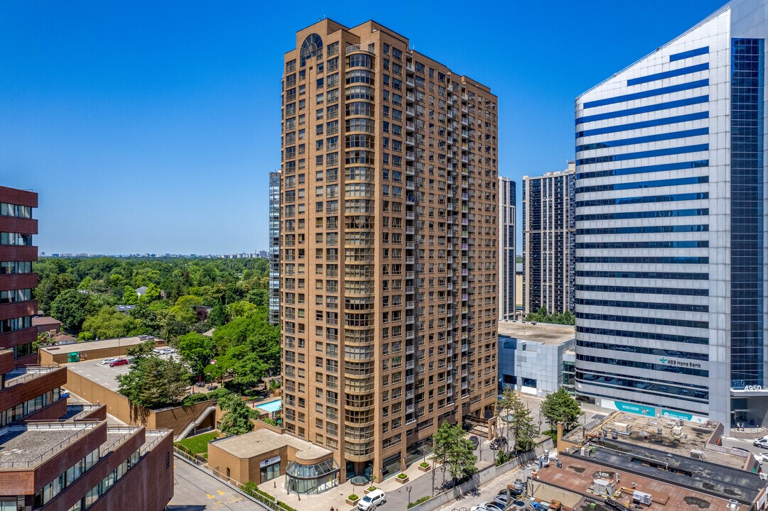 100 Upper Madison Ave in Toronto, ON - Building Photo