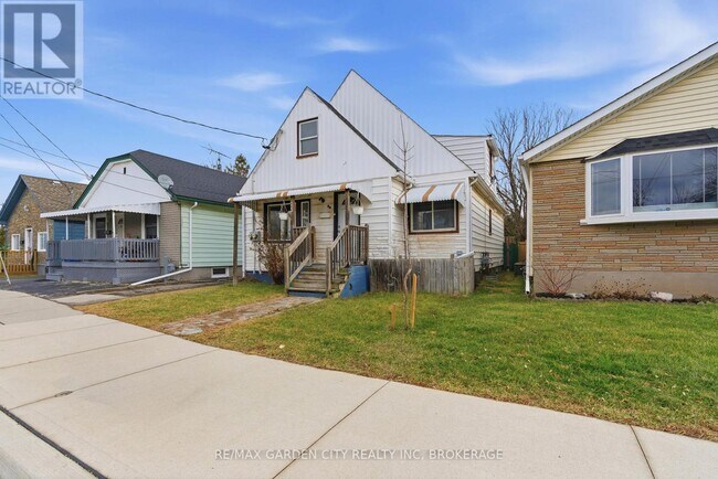 25 Pelham Rd in St Catharines, ON - Building Photo - Building Photo